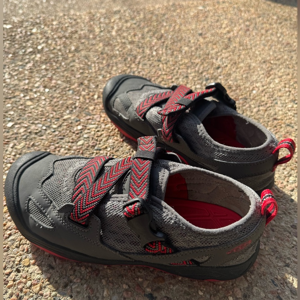 LUC Keen Kids SZ. 5 big kids Gray Sneakers with Reds slip on arch support - Picture 3 of 9